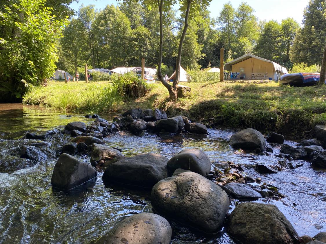 camping en bord de rivière dans le Puy de Dôme